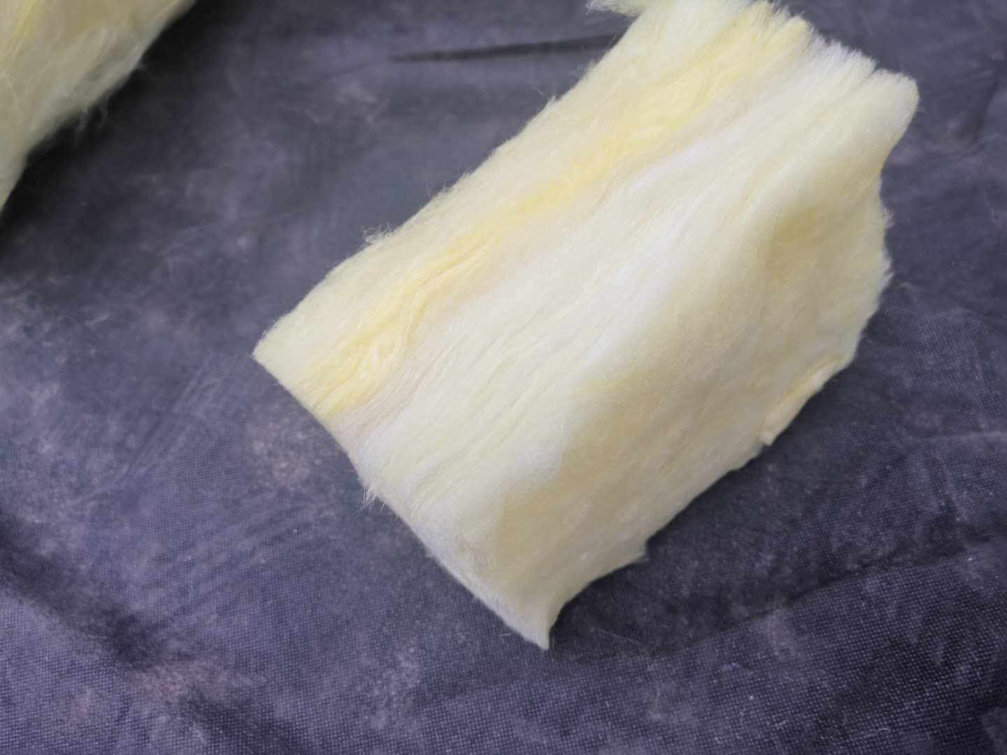 一线走访十余家玻璃棉厂家，核实消防检测报告提供的实际情况